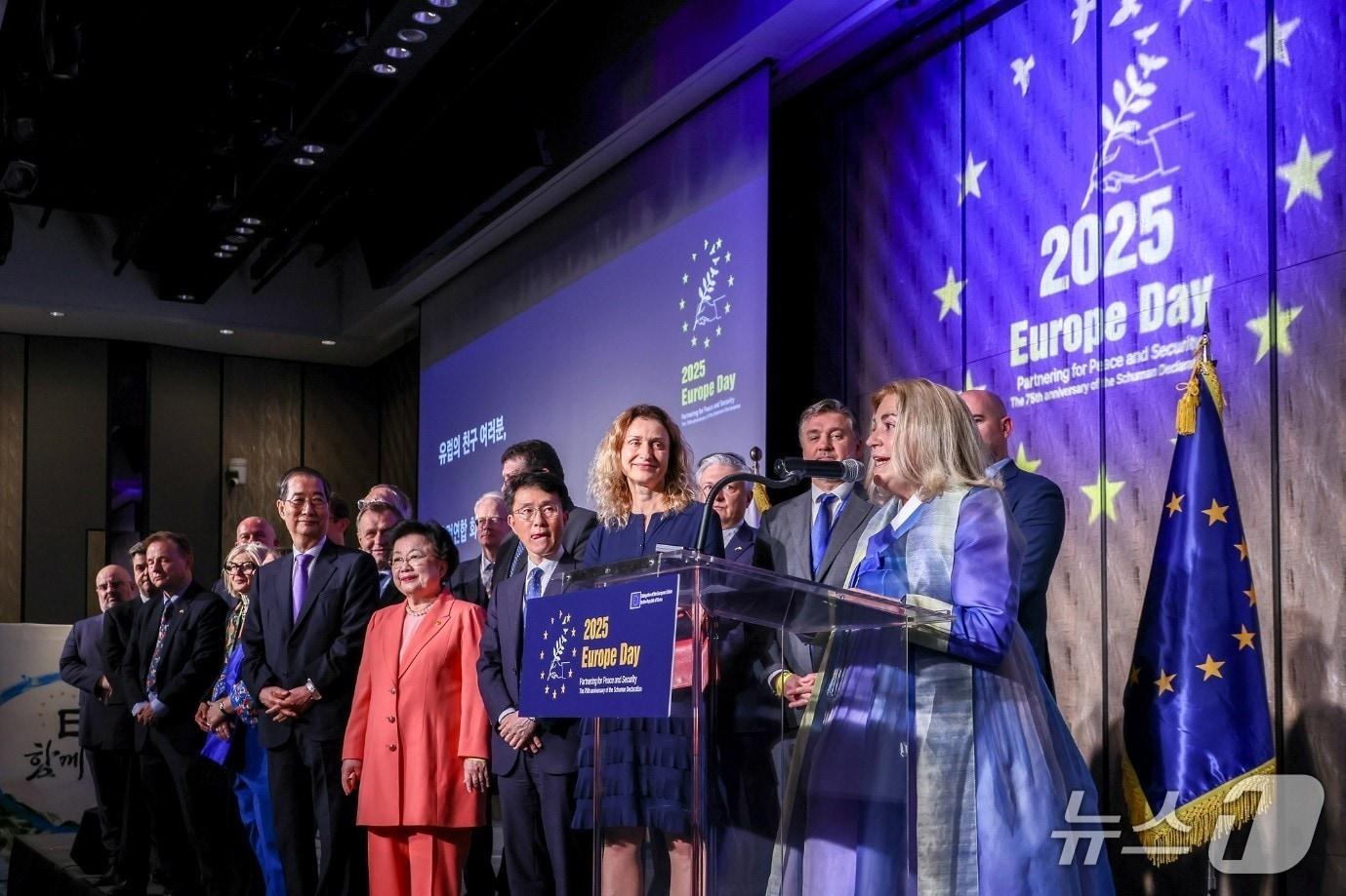 본문 이미지 - 9일 2025 유럽의 날 행사에서 한복 입고 연설하는 마리아 카스티요 페르난데스 주한 EU 대사.&#40;주한유럽연합대표부 제공&#41;