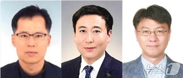 본문 이미지 - 경기 안양시 공무원 3명이 기술 분야 최고등급인 '기술사' 자격을 취득했다. 왼쪽부터 철도교통과 이준표 과장·김환수 주무관, 하수과 황규도 주무관.(안양시 제공. 재판매 및 DB금지)/뉴스1