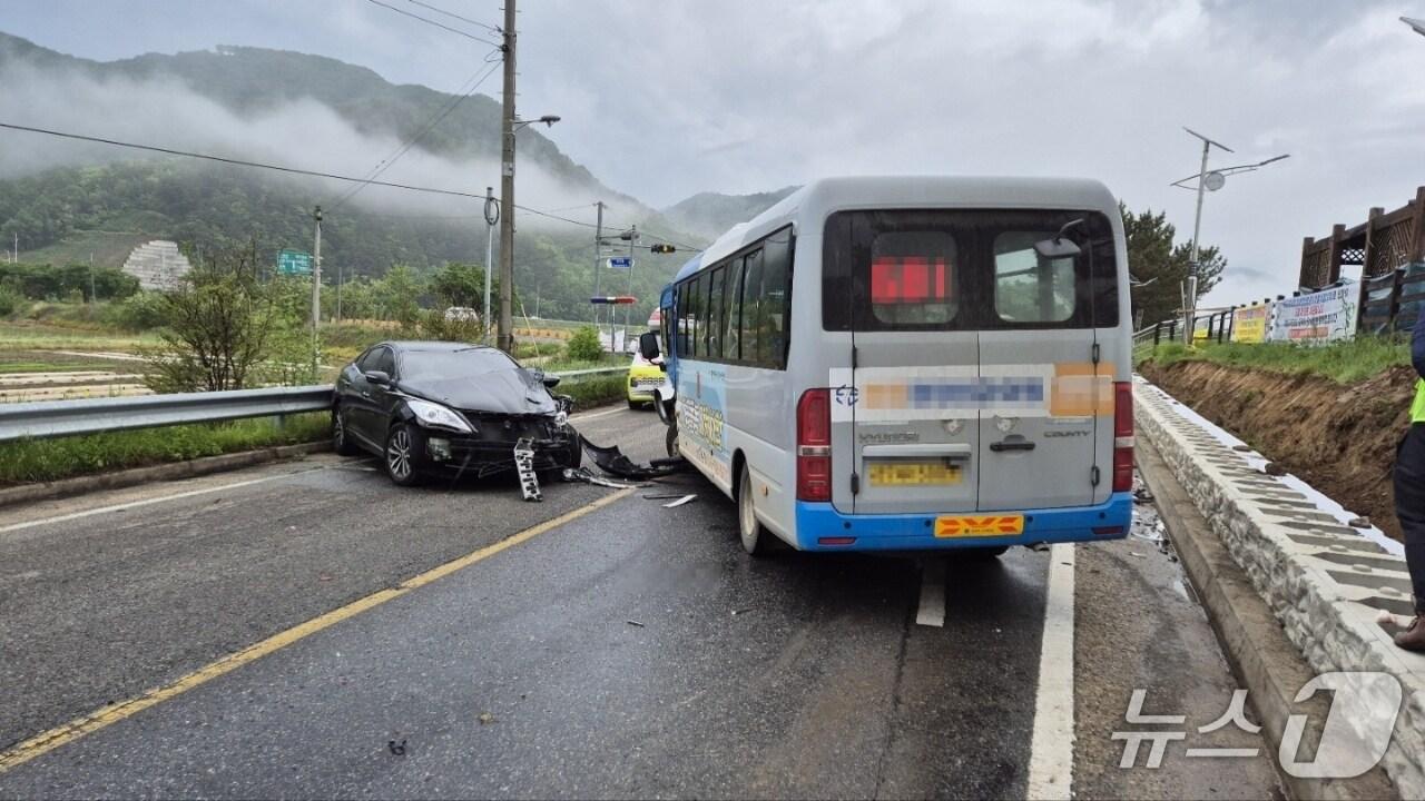 본문 이미지 - 16일 오전 7시 40분  발생한 옥천군 청산면 차량 3대 충돌 현장 (옥천소방서 제공. 재판매 및 DB금지) /뉴스1