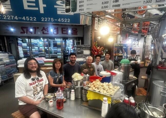 본문 이미지 - SSG 화이트(왼쪽 세 번째)와 가족들.(SSG 제공)