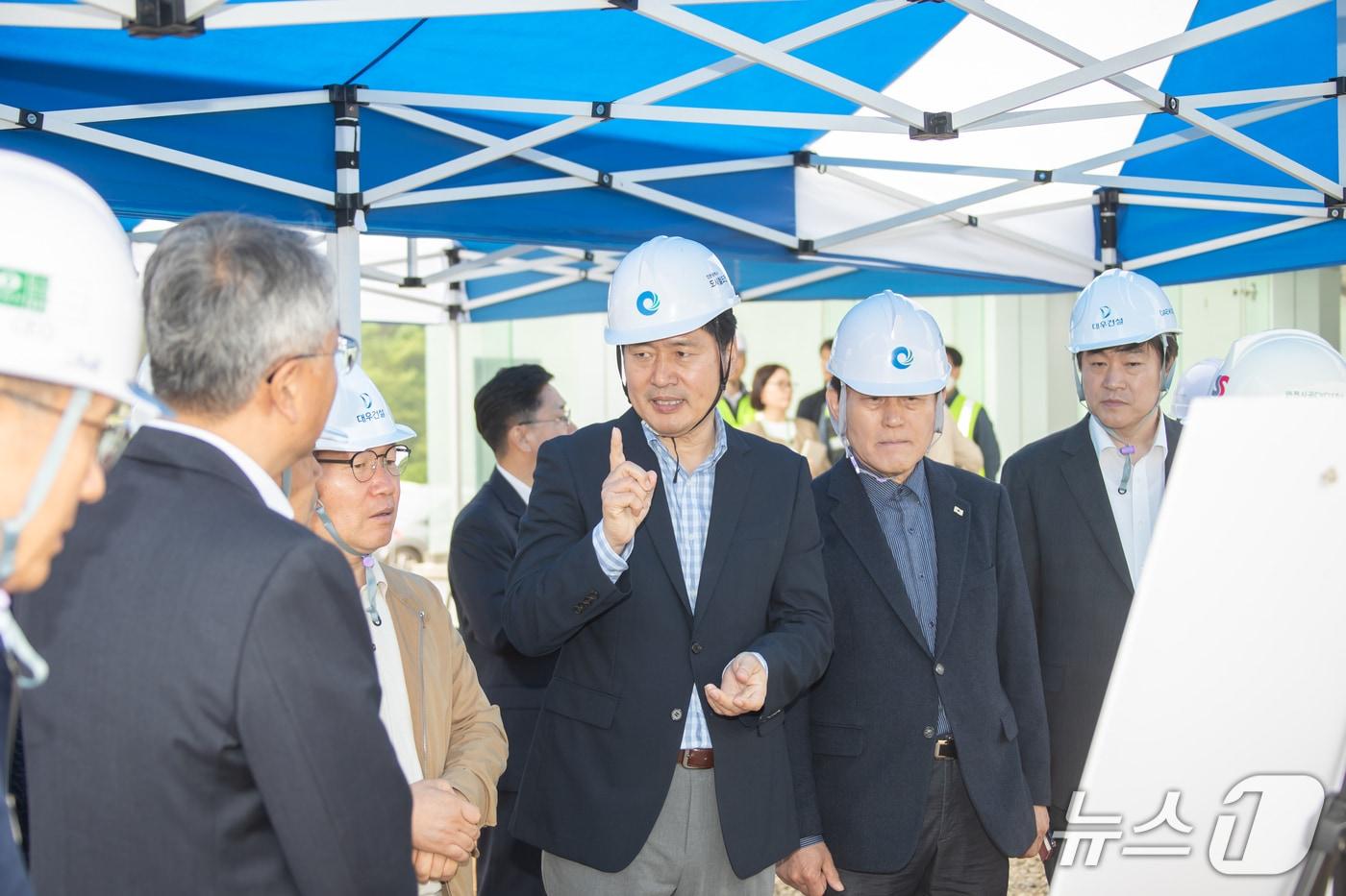 인천지하철 1호선 검단연장선 아라역을 점검하는 강범석 서구청장&#40;인천 서구 제공.재판매 및 DB금지&#41;