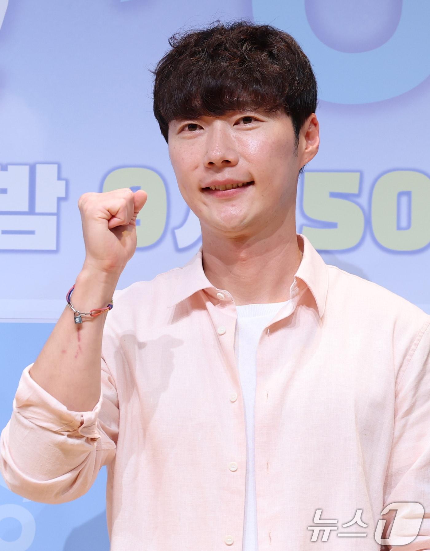 본문 이미지 - 황성훈 PD가 16일 오전 서울 영등포구 여의도동 KBS 아트홀에서 열린 KBS 2TV 새 예능 프로그램 '가는정 오는정 이민정'(이하 '가오정')의 제작발표회에 참석해 포즈를 취하고 있다. '가오정'은 이민정이 시골마을에 생필품을 실은 이동식 편의점을 배달하고 하룻밤을 보내며 다양한 이야기를 나눠보는 예능이다. 2025.5.16/뉴스1 ⓒ News1 권현진 기자