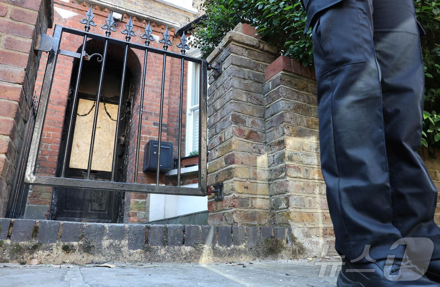 영국 총리 키어 스타머의 개인 주택이 13일 방화로 의심되는 화재로 손상된 후, 경찰관들이 그의 집 밖에 서 있다. 2025.5.13 ⓒ 로이터=뉴스1 ⓒ News1 강민경 기자