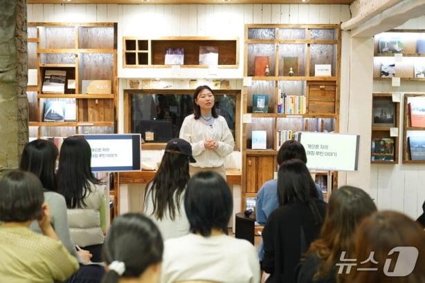 본문 이미지 - 최근 MZ세대를 중심으로 한 ‘텍스트힙’ 열풍에 전주도서관 여행이 주목을 받고 있다. 사진은 도서관 여행에 참가자들을 위한 프로그램 진행 모습.&#40;전주시 제공, 재판매 및 DB 금지&#41;/뉴스1