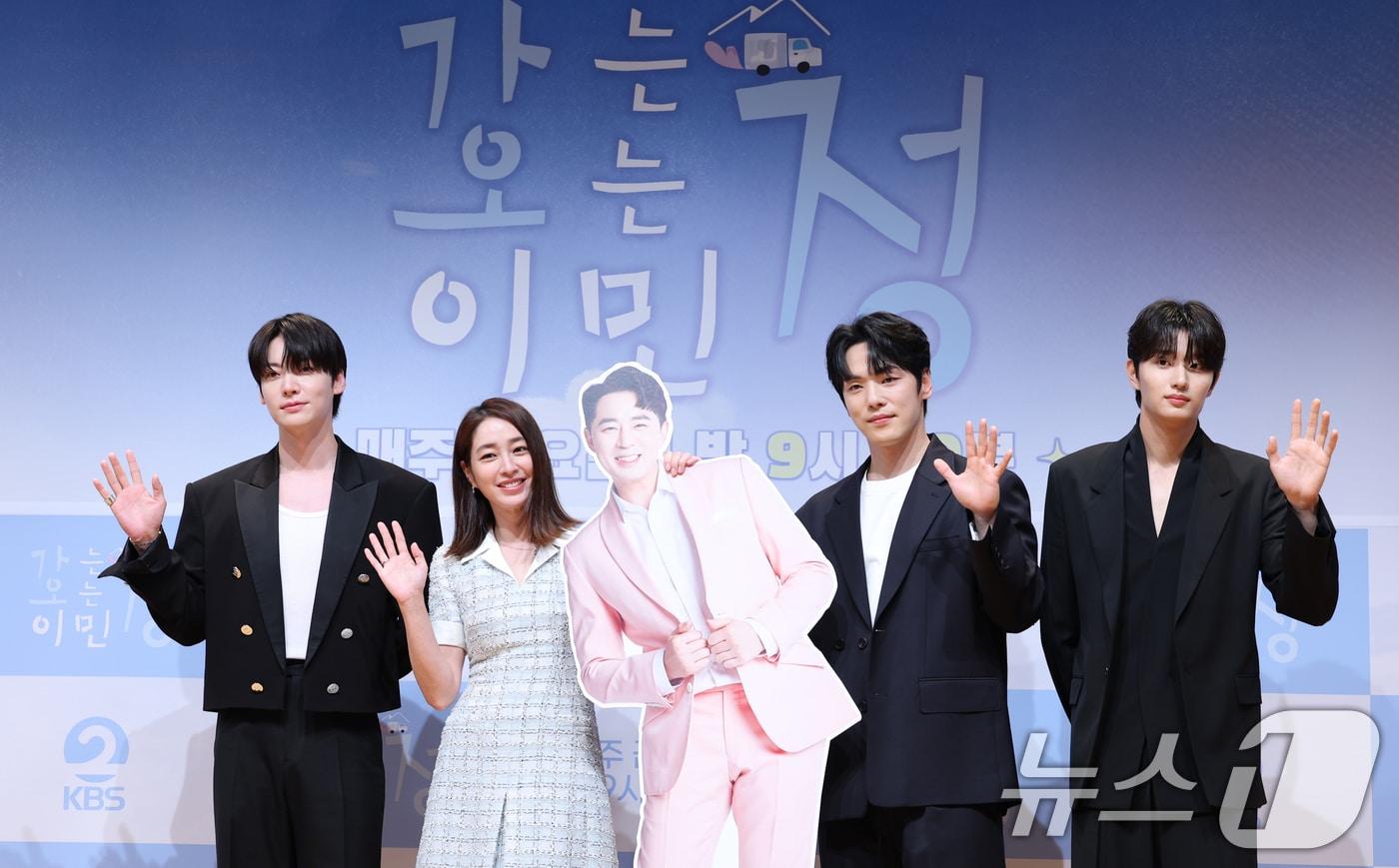 배우 안재현(왼쪽부터)과 이민정, 김재원, 김정현이 16일 오전 서울 영등포구 여의도동 KBS 아트홀에서 열린 KBS 2TV 새 예능 프로그램 '가는정 오는정 이민정'(이하 '가오정')의 제작발표회에 참석해 포즈를 취하고 있다. '가오정'은 이민정이 시골마을에 생필품을 실은 이동식 편의점을 배달하고 하룻밤을 보내며 다양한 이야기를 나눠보는 예능이다. 2025.5.16/뉴스1 ⓒ News1 권현진 기자