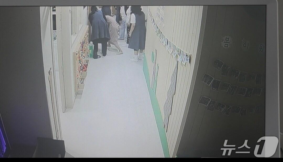 본문 이미지 - 아이에게 응급처치를 하고 있는 어린이집 원장과 교사들(김영숙 원장 제공.재판매 및 DB 금지)
