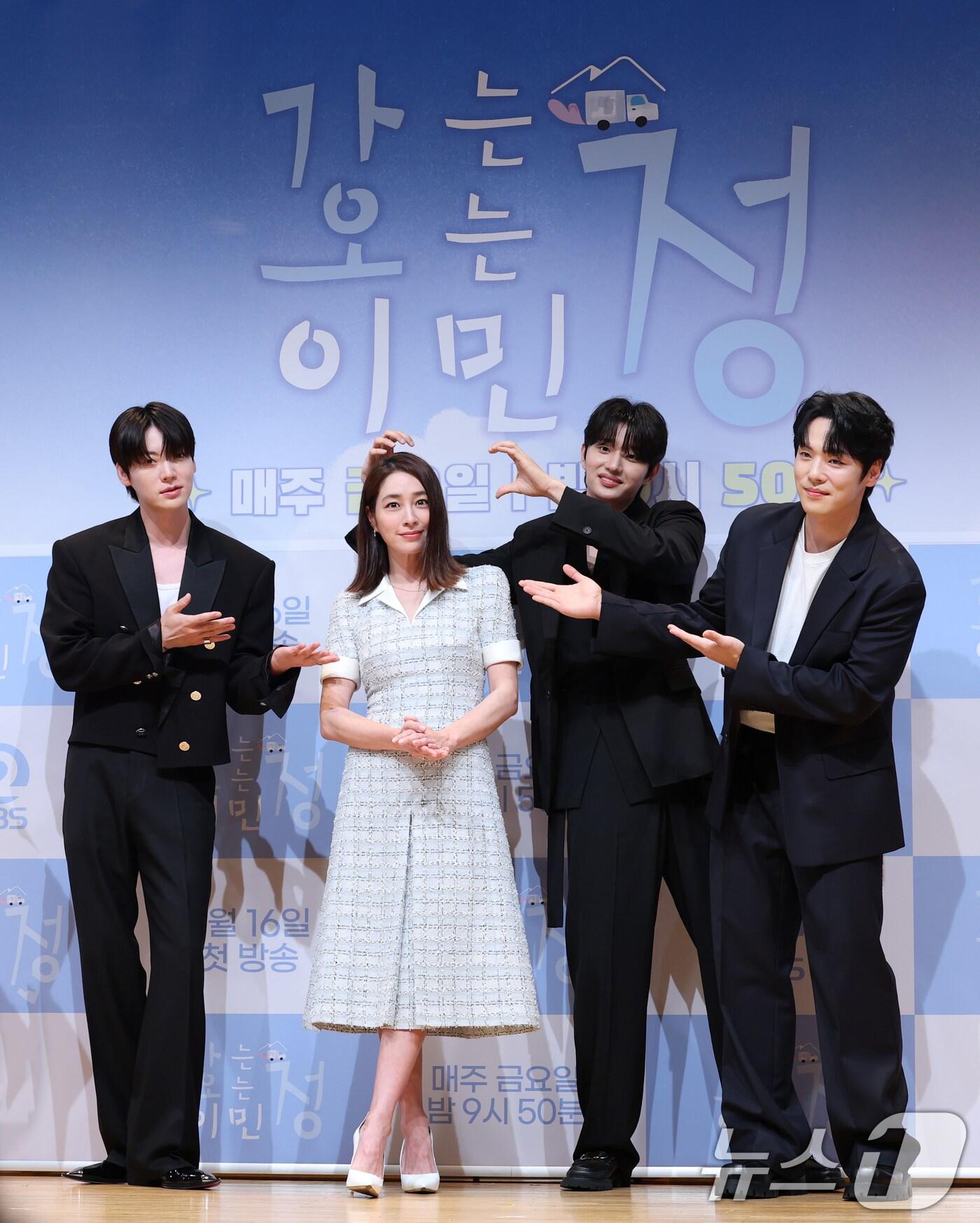 본문 이미지 - 배우 안재현(왼쪽부터)과 이민정, 김재원, 김정현이 16일 오전 서울 영등포구 여의도동 KBS 아트홀에서 열린 KBS 2TV 새 예능 프로그램 '가는정 오는정 이민정'(이하 '가오정')의 제작발표회에 참석해 포즈를 취하고 있다. '가오정'은 이민정이 시골마을에 생필품을 실은 이동식 편의점을 배달하고 하룻밤을 보내며 다양한 이야기를 나눠보는 예능이다. 2025.5.16/뉴스1 ⓒ News1 권현진 기자