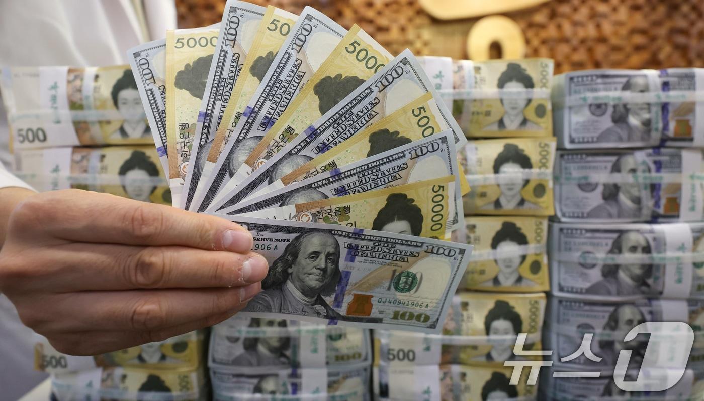 서울 중구 하나은행 위변조대응센터에서 관계자가 원화와 달러화를 정리하고 있다.&#40;사진은 기사 내용과 무관함&#41; 2025.5.16/뉴스1 ⓒ News1 허경 기자