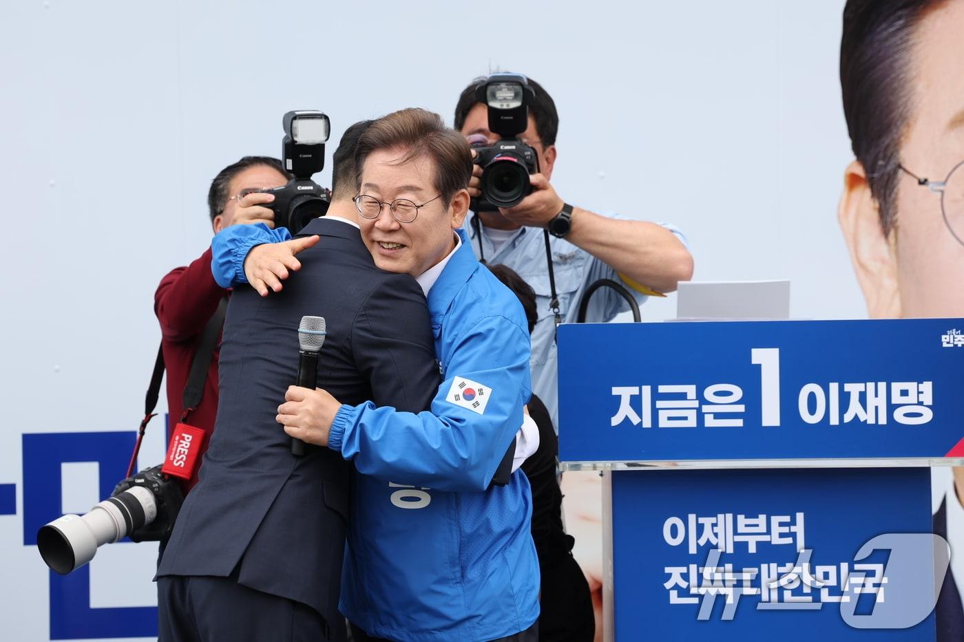 본문 이미지 - 이재명 더불어민주당 대통령 후보가 16일 오전 전북 익산시 익산역 동부광장에서 무소속 김상욱 의원과 포옹을 나누고 있다. 2025.5.16/뉴스1 ⓒ News1 이재명 기자