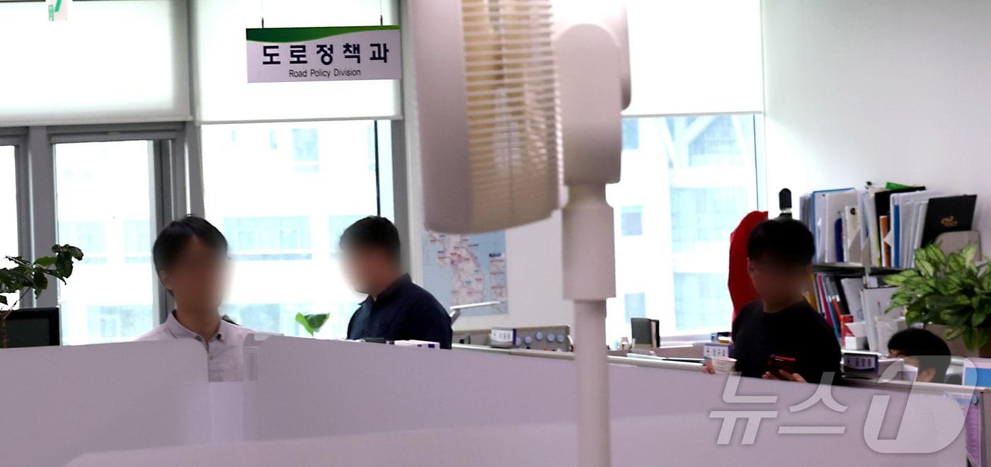 경기남부경찰청 반부패·경제범죄수사대가 지난 5월 16일 오전 &#39;양평고속도로 특혜 의혹&#39;과 관련, 세종시 정부세종청사 국토교통부에서 압수수색을 하고 있다. 2025.5.16/뉴스1 ⓒ News1 김기남 기자