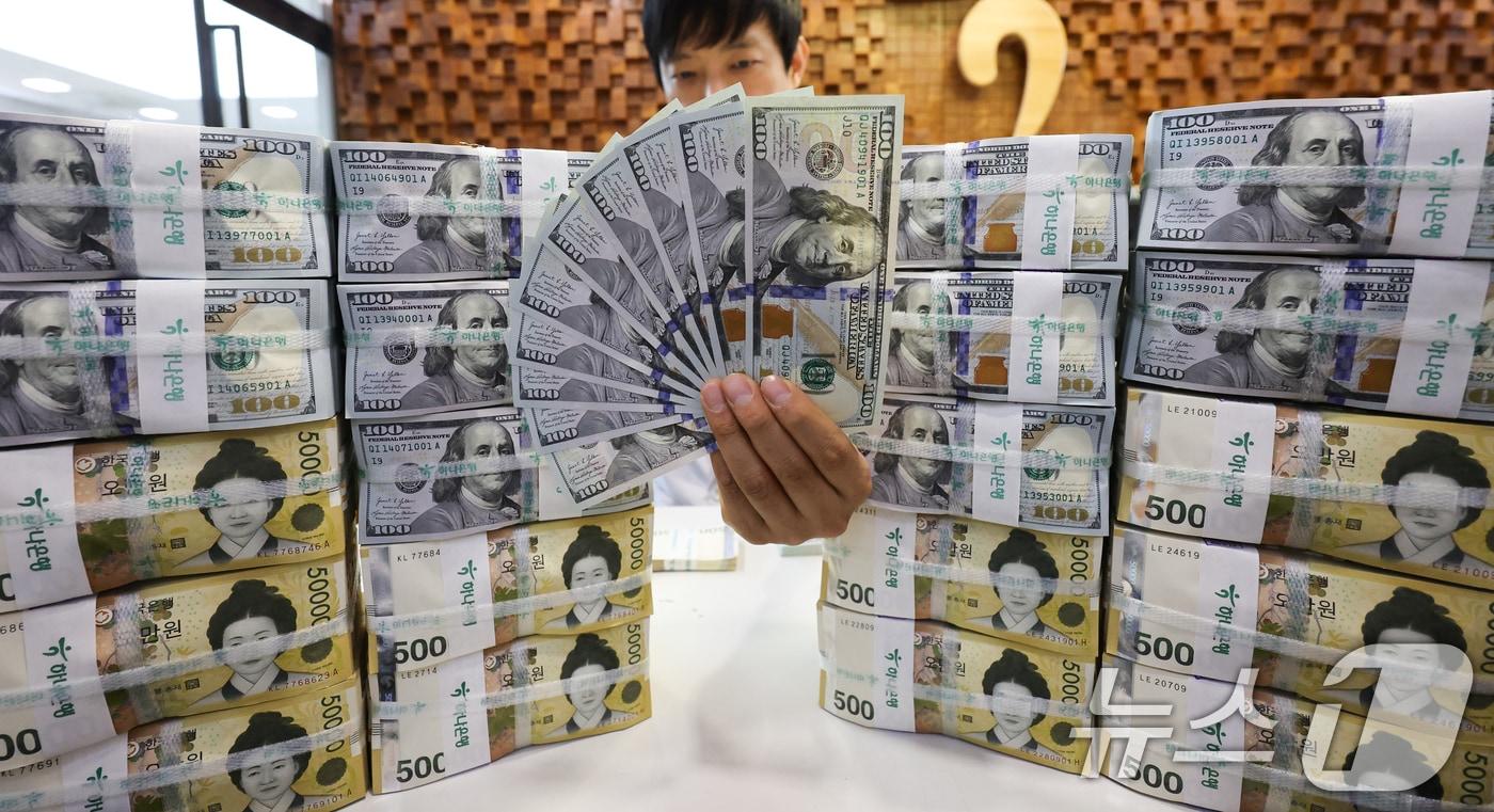 16일 서울 중구 하나은행 위변조대응센터에서 관계자가 원화와 달러화를 정리하고 (자료사진) /뉴스1 ⓒ News1 허경 기자