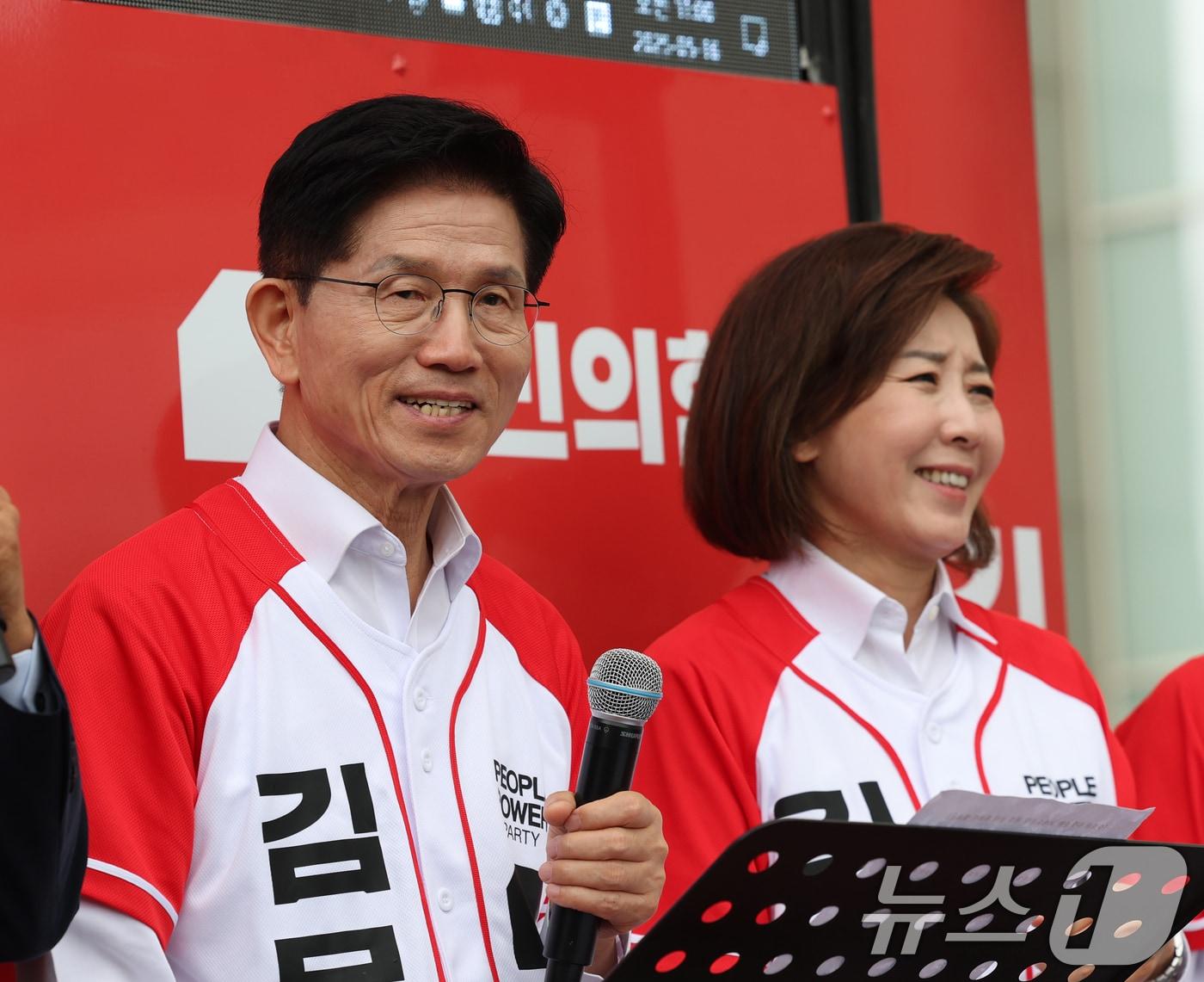 본문 이미지 - 나경원 국민의힘 의원이 16일 오전 경기 화성시 동탄역에서 열린 김문수 국민의힘 대통령 후보의 유세에 참석해 있다. 2025.5.16/뉴스1 ⓒ News1 김영운 기자
