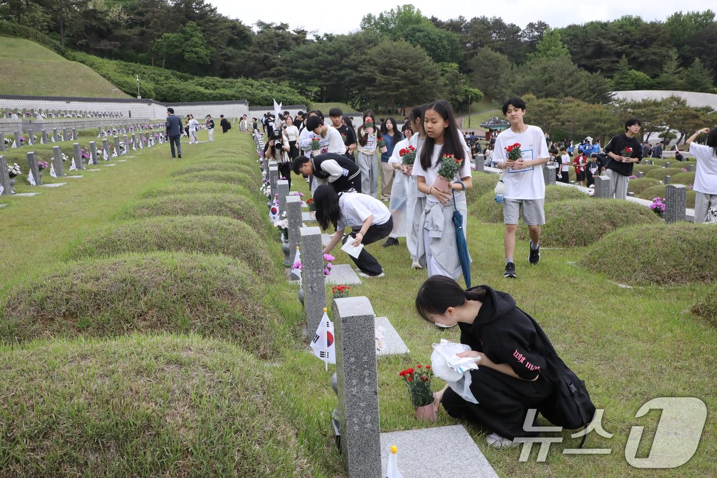 제45주년 5·18민주화운동 기념일을 이틀 앞둔 16일 광주 북구 운정동 국립 5·18민주묘지에서 '오월의 꽃이 피었습니다' 행사가 진행되고 있다. 2025.5.16/뉴스1 ⓒ News1 이수민 기자