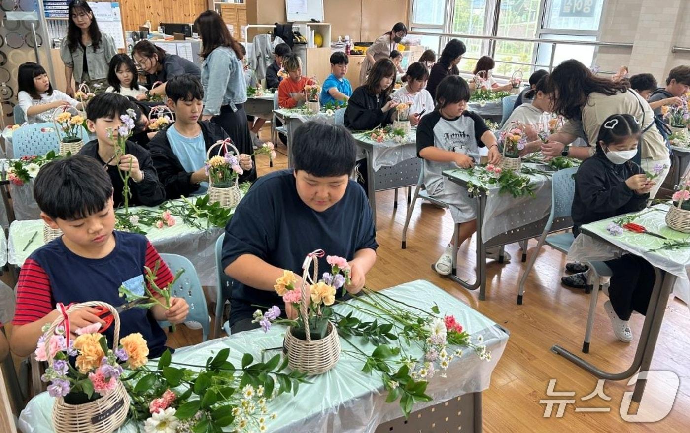 충북 괴산증평교육지원청은 16일 백봉초등학교에서 학교로 찾아가는 교육복지 '그림책 플라워 테라피' 프로그램을 운영했다.(괴산증평교육지원청 제공)/뉴스1