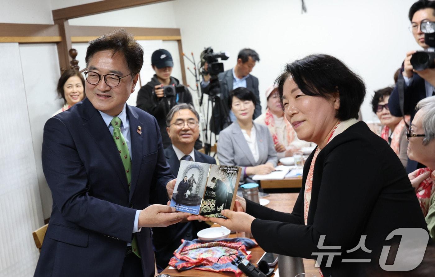 우원식 국회의장이 5·18민주화운동 45주년을 사흘 앞둔 16일 광주에서 열린 &#39;5·18 성폭력 피해자 간담회&#39;에서 촬영을 하고 있다. 2025.5.16/뉴스1 ⓒ News1 박지현 기자