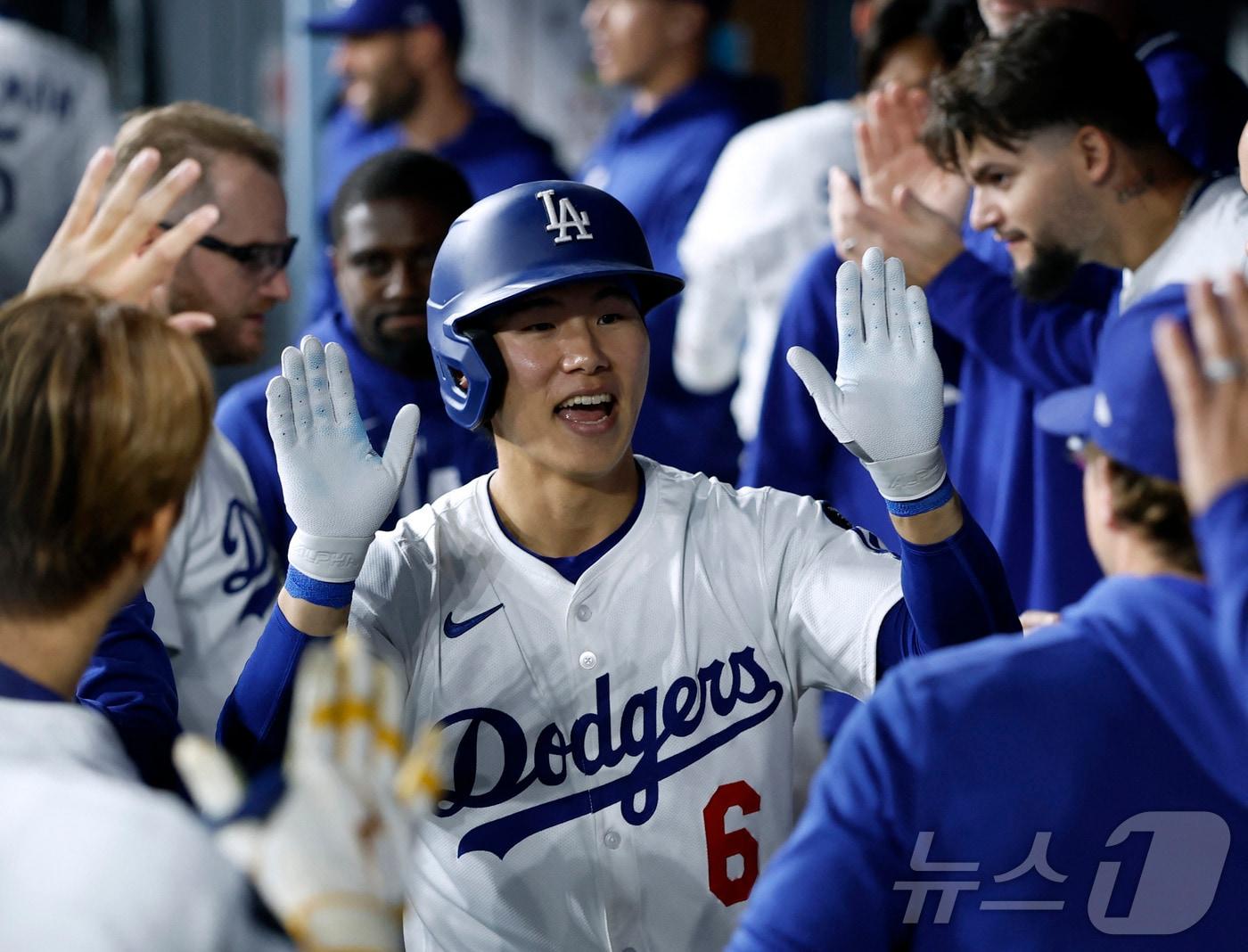 본문 이미지 - LA 다저스 김혜성이 동료들과 기쁨을 나누고 있다. ⓒ AFP=뉴스1