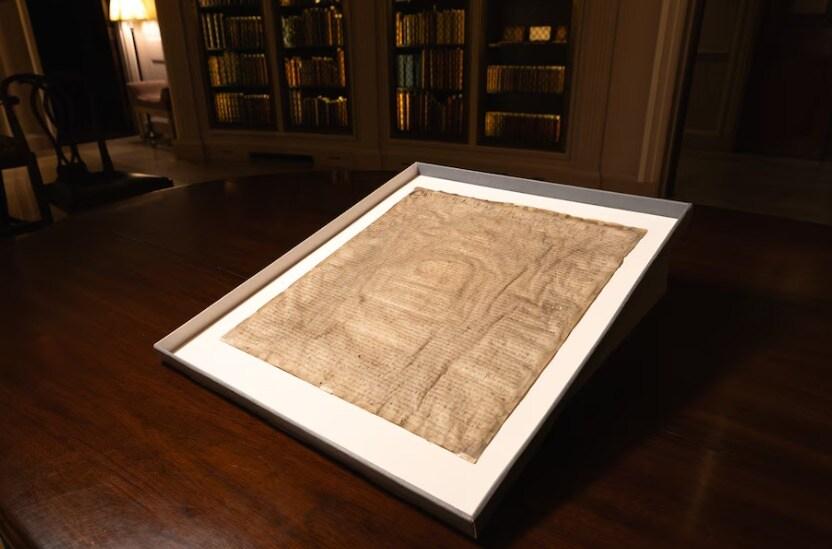 본문 이미지 -  'HLS MS 172'로 알려져왔던 진본 마그나 카르타가 하버드로스쿨에 전시되어 있다(사진 출처: Lorin Granger/Harvard Law School)