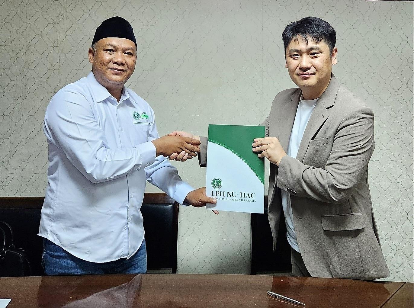 본문 이미지 -  세계 최대 할랄 시장 가운데 하나인 인도네시아가 '할랄 인증'을 의무화하면서 관련 업계의 움직임이 빨라지고 있다. BIIK 강승운 대표(오른쪽)는 최근 현지에서 정부 관계자와 한국 내에서 관련 인증 업무를 원스톱으로 진행할 수 있는 업무협약을 체결했다.