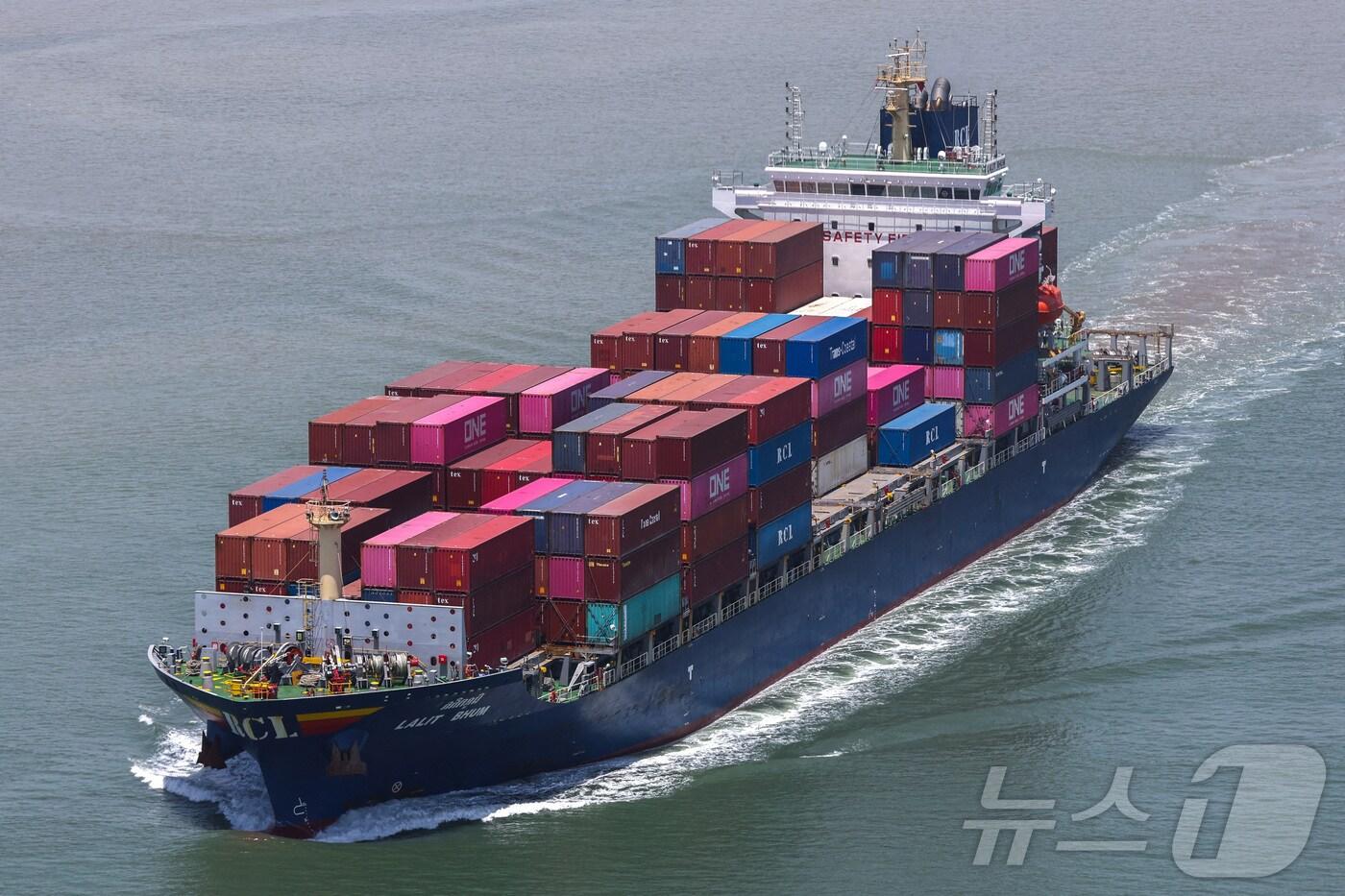 본문 이미지 - 베트남 하이퐁에서 컨테이너 선박이 출항하는 모습. ⓒ 로이터=뉴스1 ⓒ News1 김예슬 기자