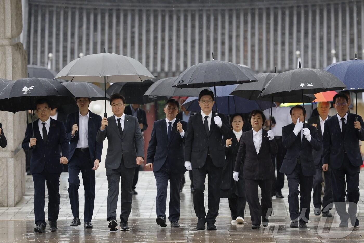 본문 이미지 - 권성동 국민의힘 원내대표 겸 중앙선대위원장이 16일 오후 광주 북구 운정동 국립5·18민주묘지를 찾아 참배하고 있다. 2025.5.16/뉴스1 ⓒ News1 김태성 기자