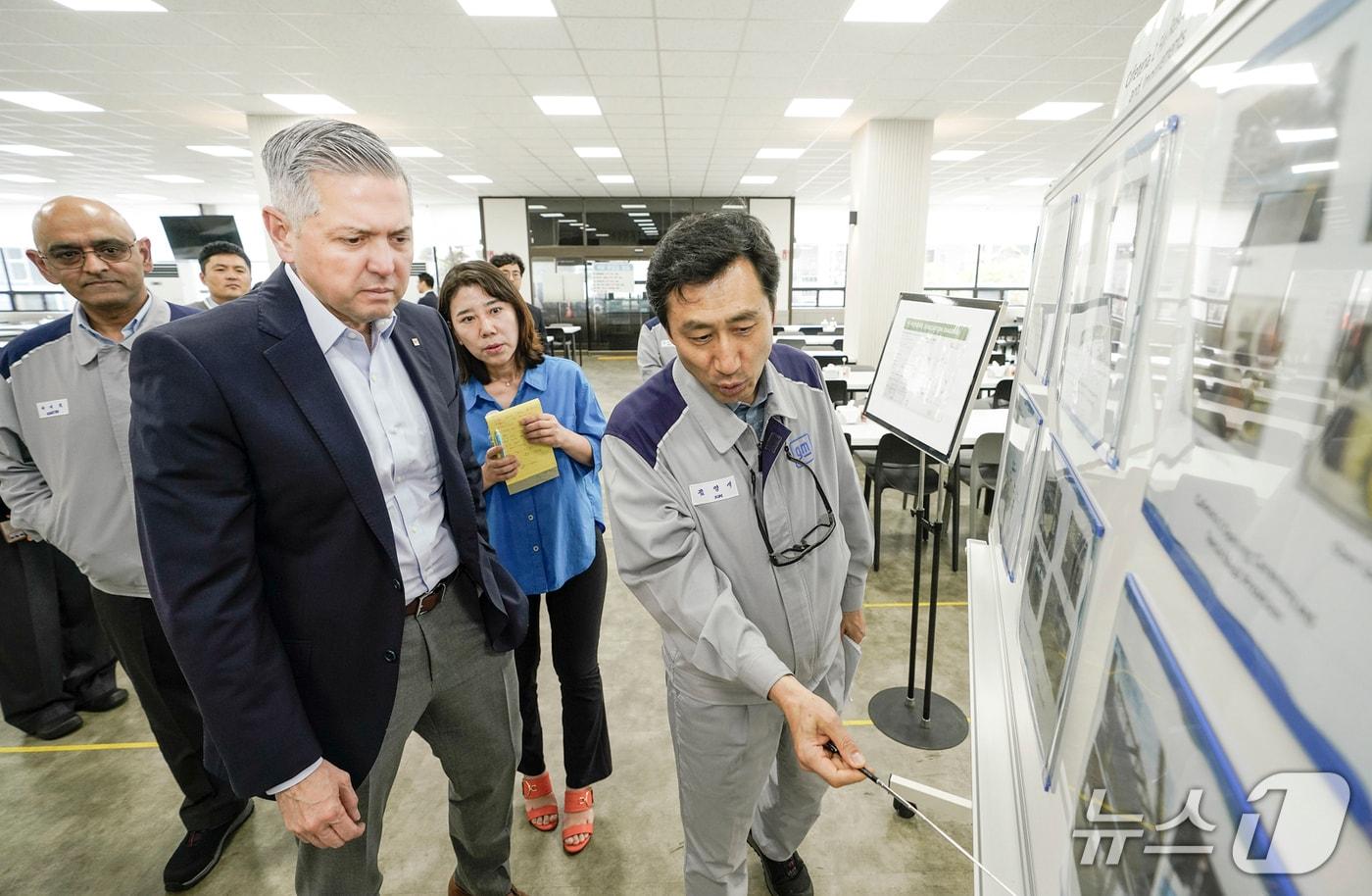 본문 이미지 - 15일 GM 한국사업장 창원공장에서 헥터 비자레알 GM 한국사업장 사장(좌측 두 번째)와 아시프 카트리 GM 해외사업부문 생산 총괄 부사장(좌측 첫 번째)이 김영식 창원공장 본부장으로부터 설명을 듣고 있다(GM 한국사업장 제공). 2025.05.15.