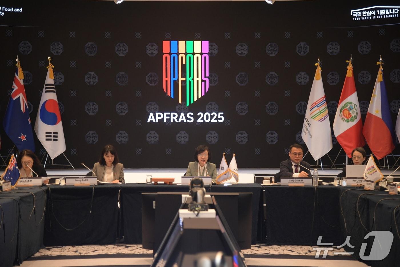 식품의약품안전처는 지난 15~16일 제주에서 열린 제3회 &#39;아프라스 2025&#39; 회의를 통해 참가 회원국 만장일치로 차기 의장국에 재선출됐다고 밝혔다.&#40;식품의약품안전처 제공&#41;