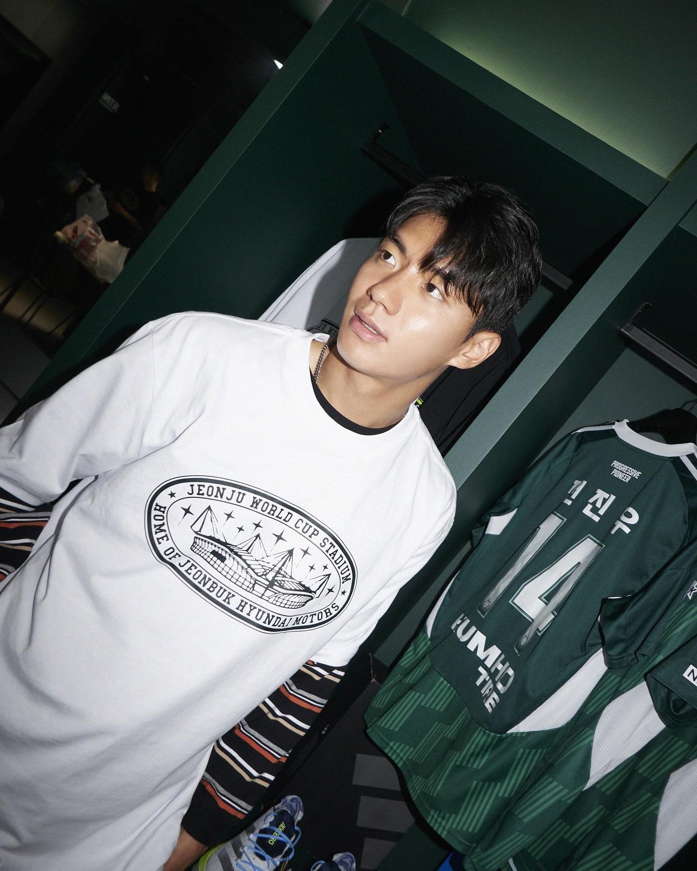 본문 이미지 - 전북현대가 패션 플랫폼 무신사와 손잡고 '무신사 전주성 티셔츠'를 제작, 판매한다. (전북현대 제공)