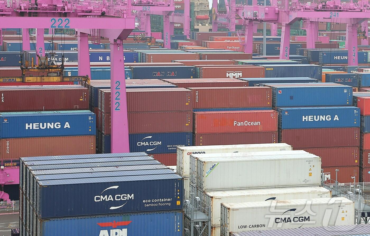 본문 이미지 - 16일 인천시 연수구 인천신항에서 컨테이너 상·하역 작업이 이뤄지고 있다. 2025.5.16/뉴스1 ⓒ News1 김진환 기자