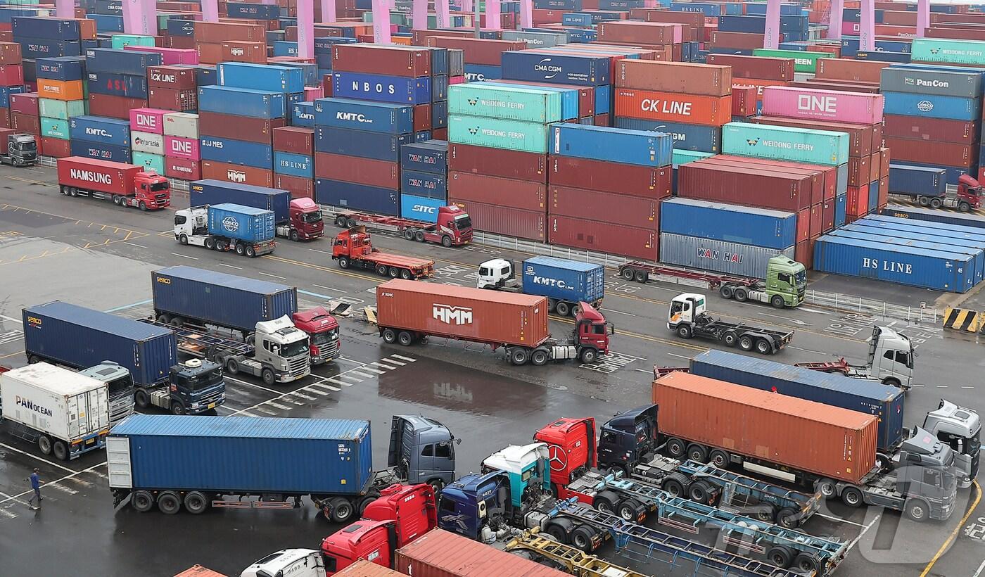 인천시 연수구 인천신항에서 컨테이너 상·하역 작업이 이뤄지고 있다.  ⓒ News1 김진환 기자