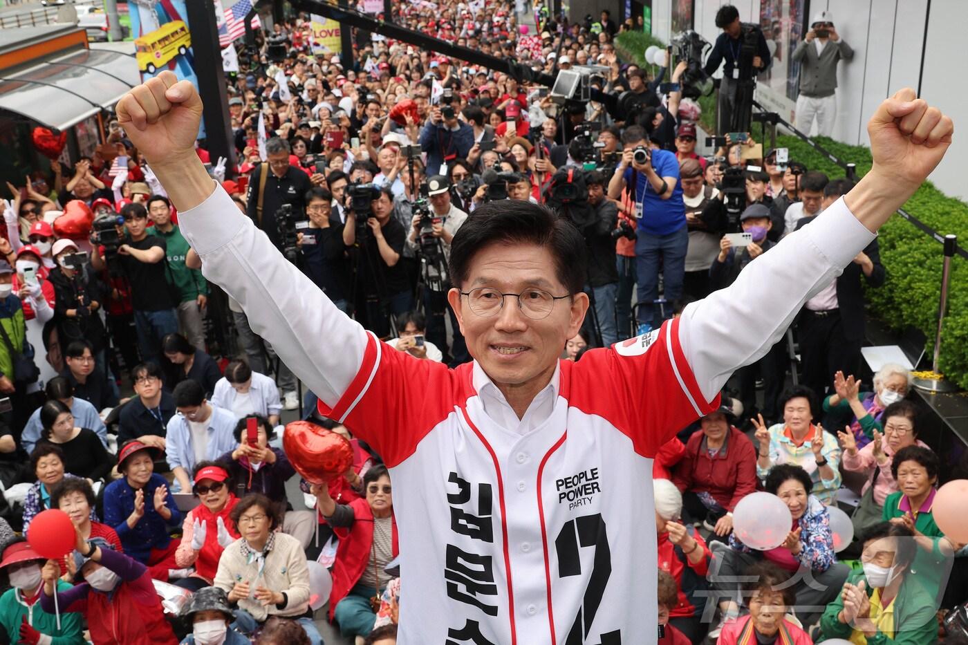 본문 이미지 - 김문수 국민의힘 대통령 후보가 16일 오후 충남 천안시 동남구 신세계백화점 앞에서 가진 유세에서 주먹을 불끈 쥐어 보이고 있다. (공동취재) 2025.5.16/뉴스1 ⓒ News1 이광호 기자