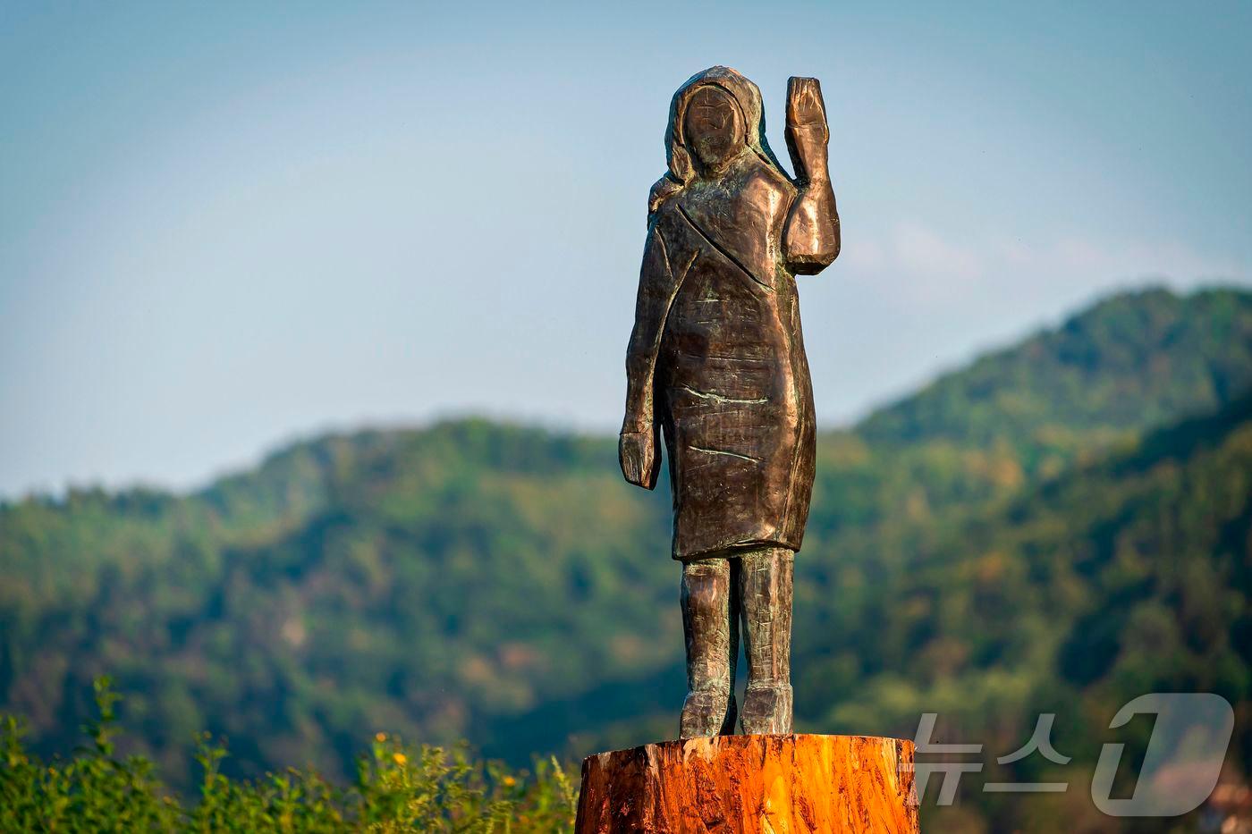 본문 이미지 - 목재로 만들었던 멜라니아 트럼프 상이 불탄 후 만든 복제 청동상. 2020년 9월15일 찍은 사진이다. 2020.09.15. ⓒ AFP=뉴스1