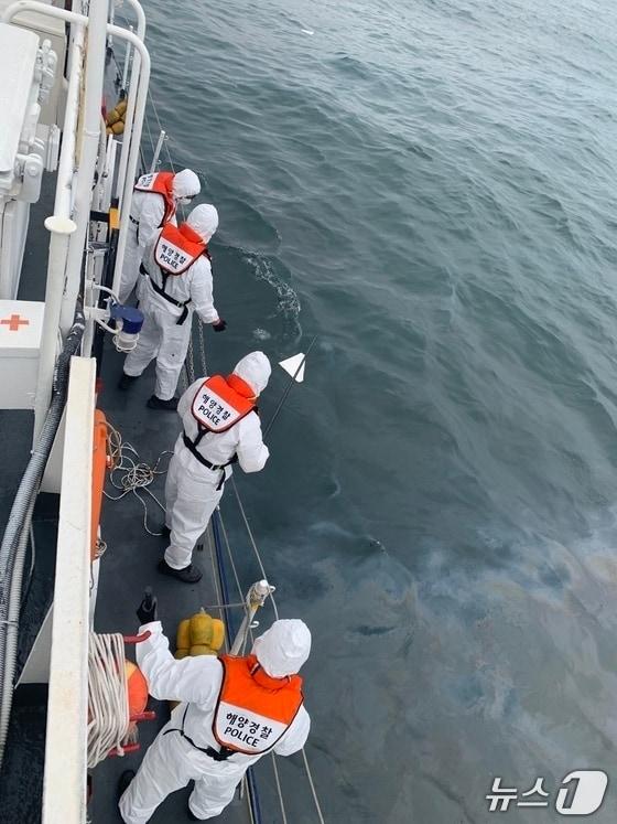 본문 이미지 - 15일 부산 영도구 생도 남서방 2.5해리 기름 유출 현장에서 해경이 방제작업을 하고 있다.(부산해경 제공. 재판매 및 DB 금지)