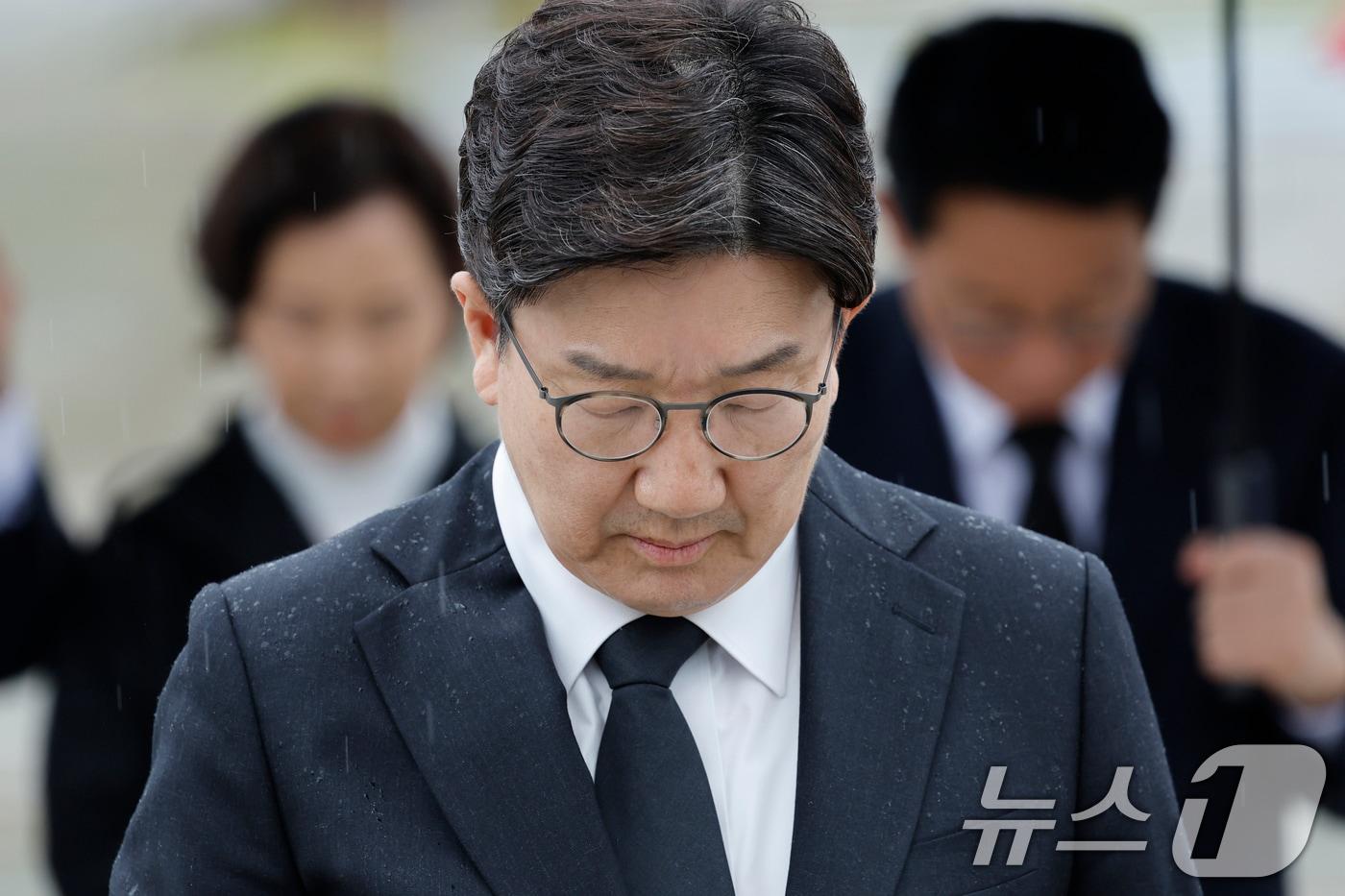 본문 이미지 - 권성동 국민의힘 원내대표가 16일 오후 광주 북구 운정동 국립5·18민주묘지를 찾아 참배하고 있다. ⓒ News1 김태성 기자