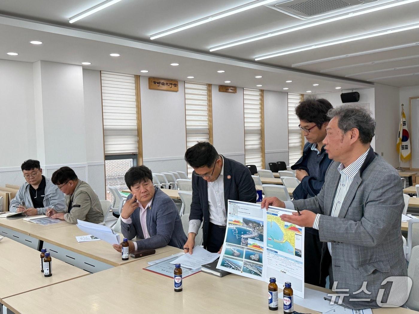 본문 이미지 - 울산시의회 공진혁 의원이 16일 오전 울주군 서생면 나사리 일원을 방문해 해양관광과 해녀문화의 지속 가능한 연계를 통한 어촌 활성화 방안을 논의하고 있다. (울산시의회 제공. 재판매 및 DB 금지) /뉴스1