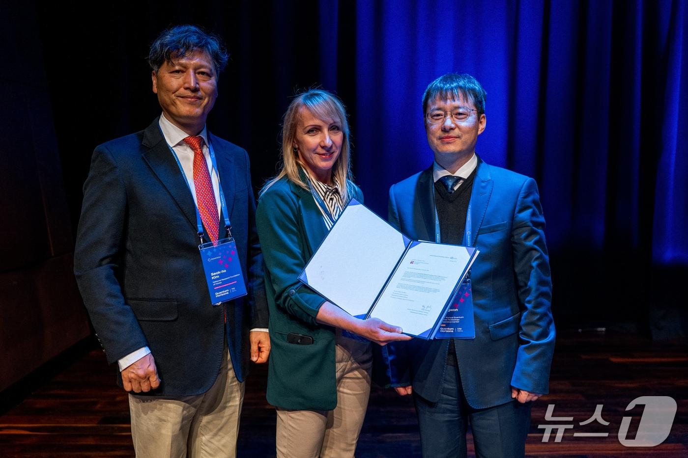 왼쪽부터 한국연구재단 양자기술단 PO 김석호, QuantERA 사무국장 엘즈비에타 흐리녜비츠카, 한-유럽 양자과학기술협력센터장 이정원 씨. (한국연구재단 제공. 재판매 및 DB 금지)2025.5.16/뉴스1