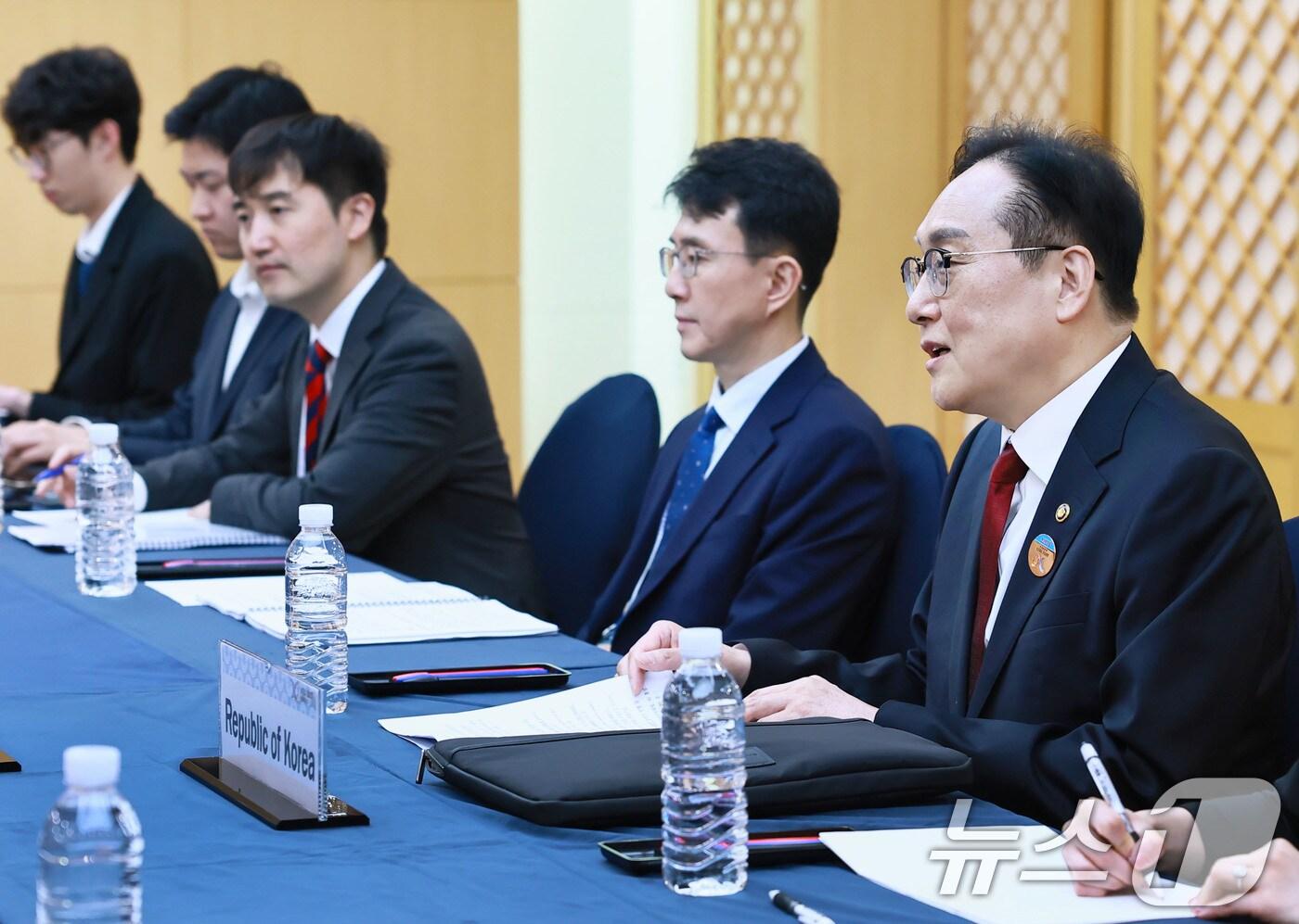 정인교 산업통상자원부 통상교섭본부장이 16일 제주 서귀포시 제주국제컨벤션센터에서 열린 &#39;2025 APEC 통상장관회의&#39;에 참석해 오쿠시 마사키 일본 경제산업성 부대신, 미야지 타쿠마 일본 외무성 부대신과 면담을 나누고 있다. &#40;산업통상자원부 제공. 재판매 및 DB 금지&#41; 2025.5.16/뉴스1
