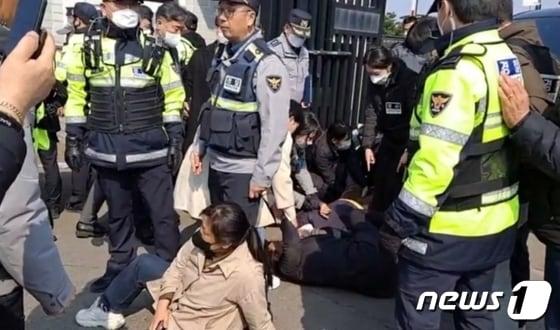 본문 이미지 - 공안탄압 저지 및 민주수호 제주대책위'와 '제주 간첩단 조작 사건 피해자 가족대책위'가 2023년 3월 4일 제주교도소 앞에서 경찰과 충돌하고 있다.(대책위 제공, 재판매 및 DB 금지)/뉴스1