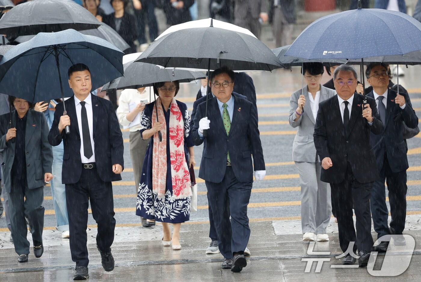 우원식 국회의장이 16일 오후 광주 북구 운정동 국립5·18민주묘지를 찾아 참배를 위해 이동하고 있다. 2025.5.16/뉴스1 ⓒ News1 김태성 기자