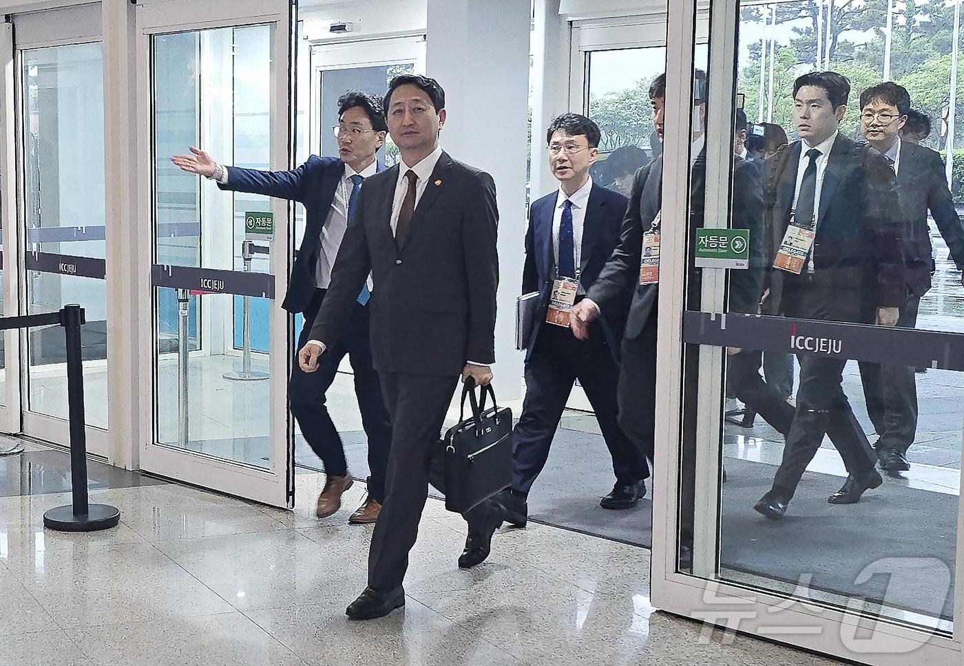 안덕근 산업통상자원부 장관이 16일 제이미슨 그리어 미국 무역대표부(USTR) 장관과 면담하기 위해 제주국제컨벤션센터에 들어서고 있다. 2025.5.16/뉴스1 ⓒ News1 김승준 기자