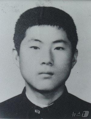 본문 이미지 - 최후항쟁일인 1980년 5월 27일 전남도청에서 산화한 문재학 열사의 모습. (국립5·18민주묘지 제공. 재판매 및 DB 금지) 