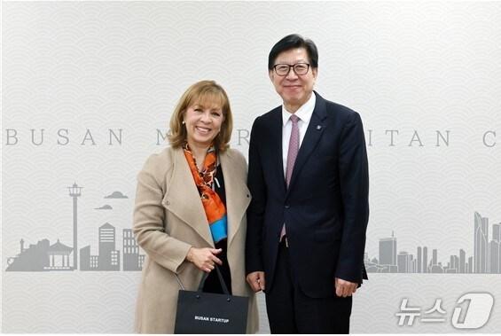 본문 이미지 - 15일 부산시청에서 재키 헤르난데스 플러그앤플레이부사장과 박형준 부산시장이 접견 뒤 기념사진을 찍고 있다.(부산시청 제공. 재판매 및 DB 금지)