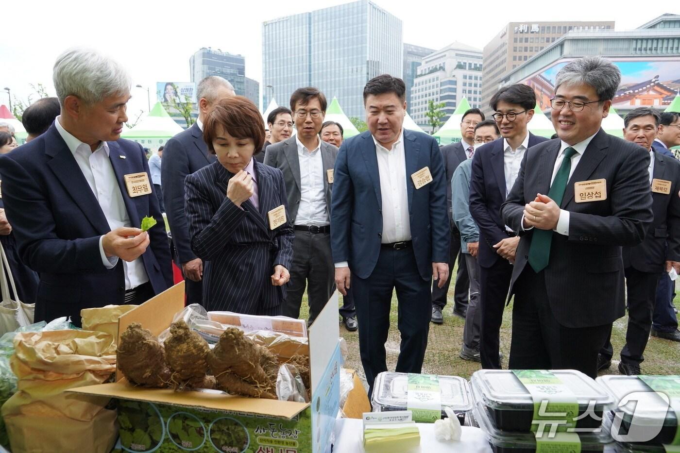 본문 이미지 - 임상섭 산림청장(앞줄 오른쪽)이 16일 서울 광화문광장에서 열린 '2025년 우리임산물 숲푸드 대축제'를 둘러보고 있다.(산림청 제공.재판매 및 DB금지)/뉴스1