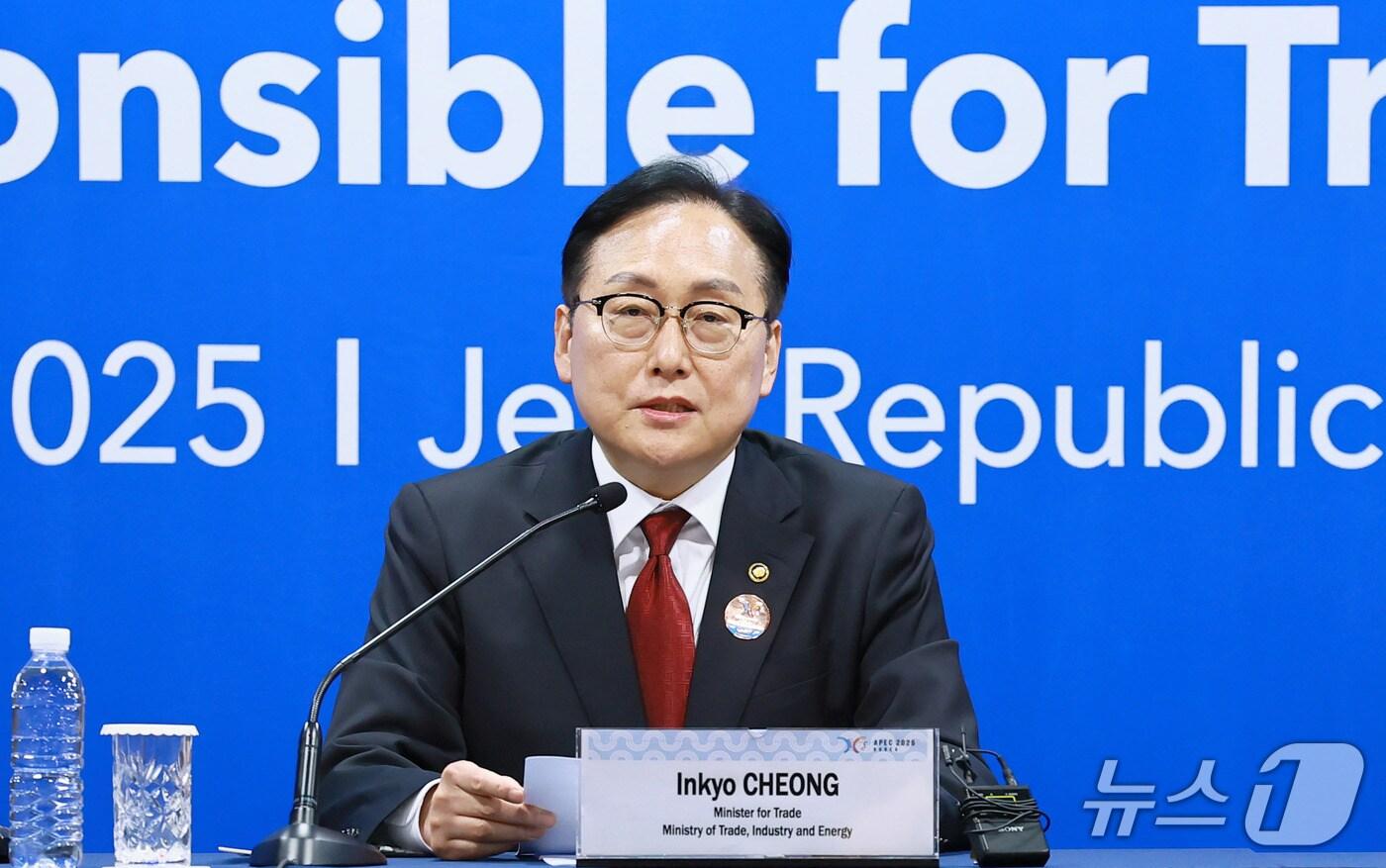 아시아 태평양 경제 협력체&#40;APEC&#41; 통상장관회의를 주재한 정인교 산업통상자원부 통상교섭본부장이 16일 언론브리핑에서 회의 결과를 발표하고 있다. &#40;산업통상자원부 제공&#41; 2025.05.16 /뉴스1