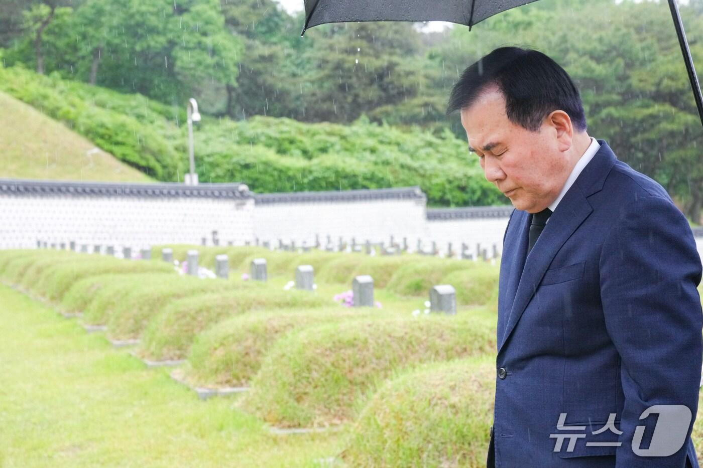 본문 이미지 - 김지철 충남교육감이 광주 국립묘지를 방문해 5·18 민주항쟁 추모탑에 참배하고 있다. (충남교육청 제공, 재판매 및 DB금지) / 뉴스1