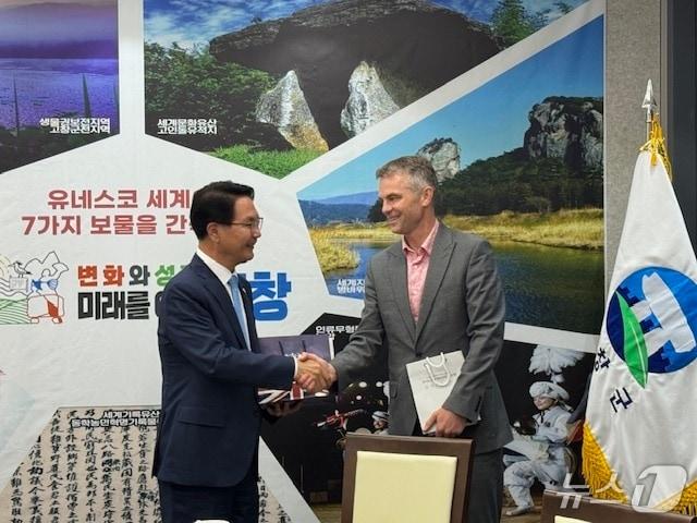 본문 이미지 - 심덕섭 고창군수는 16일 개러스 위어 주한 영국 부대사(오른쪽)와 간담회를 갖고 기후 및 생태, 에너지분야의 현황과 발전 방안에 대해 심도 있는 논의를 진행했다. (고창군 제공, 재판매 및 DB금지) 