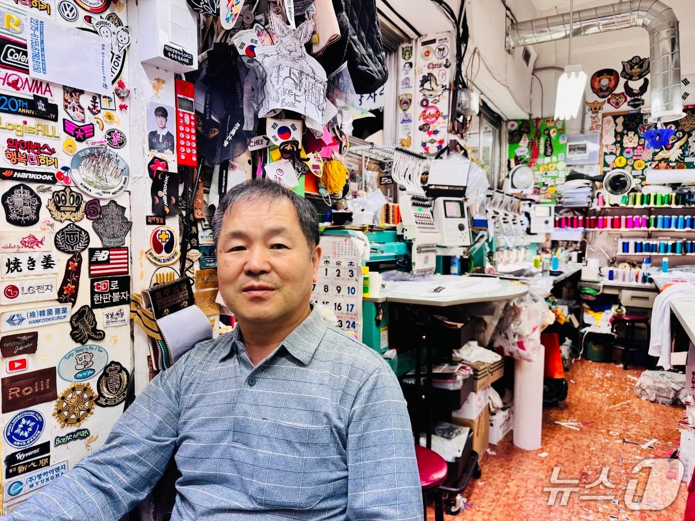 본문 이미지 - 방산 시장에서 32년 째 자수 가게를 운영 중인 강영현씨.ⓒ News1 서장원 기자