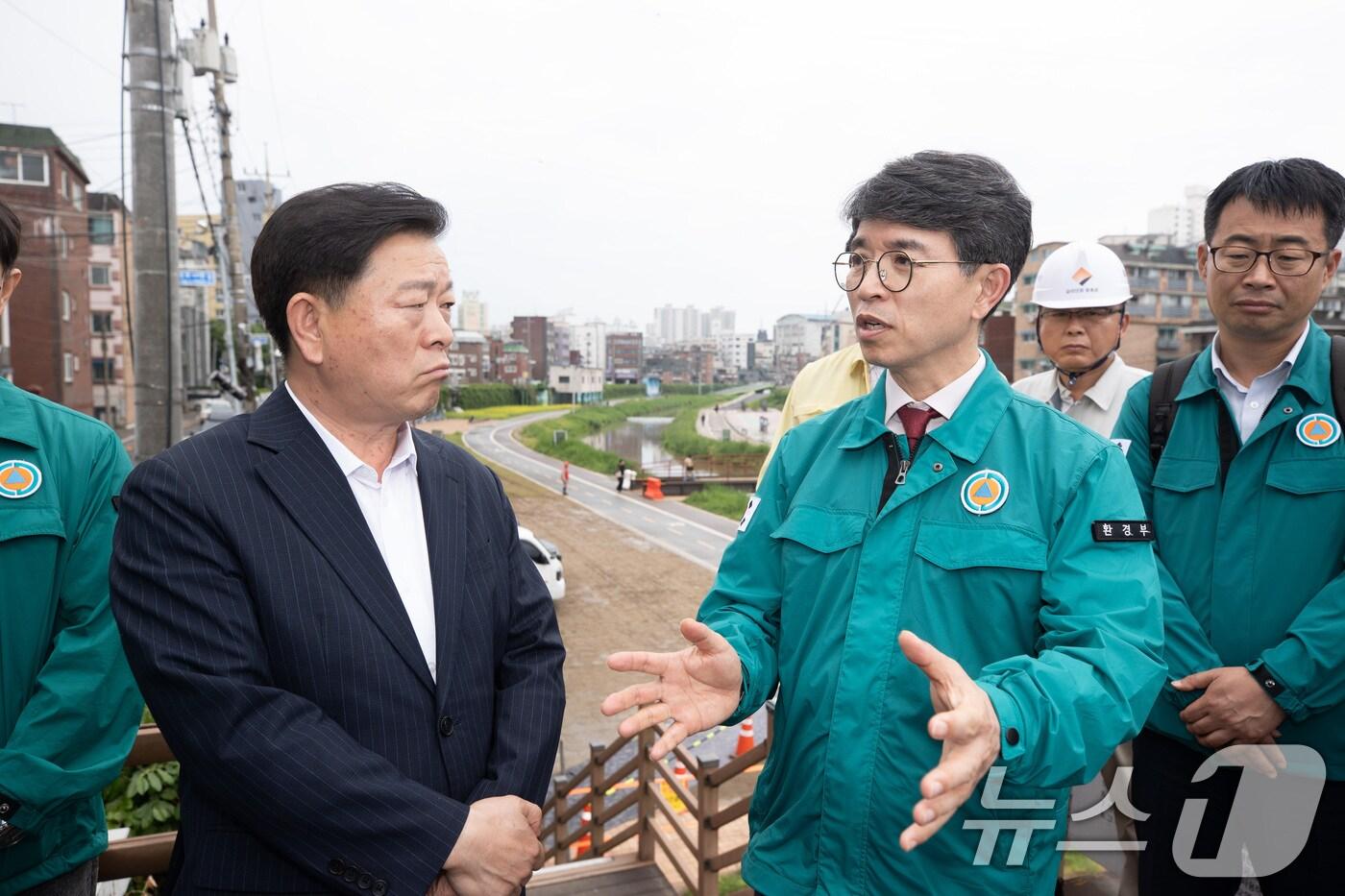 김완섭 환경부 장관이 서울 광명시 목감천 개웅교에서 박승원 광명시장과 함께 목감천 하천정비사업을 점검하고 주변 주거지 도시침수 예방시설을 살피고 있다. (환경부 제공. 재판매 및 DB 금지) 2025.5.16/뉴스1 ⓒ News1 이연주 기자