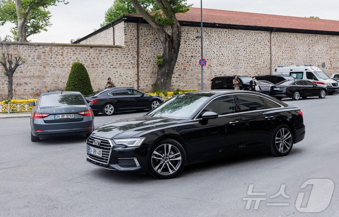 본문 이미지 - 16일(현지시간) 러시아와 우크라이나의 회담이 열리는 튀르키예 이스탄불 돌마바흐체 대통령궁에 차량이 도착하고 있다. 2025.05.16 ⓒ 로이터=뉴스1 ⓒ News1 정지윤 기자