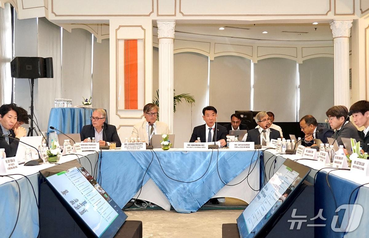 본문 이미지 -  한문희 코레일 사장(가운데)이 16일 오전 인도 뉴델리에서 UIC 아태지역 총회를 주재하고 있다.(코레일 제공) /뉴스1