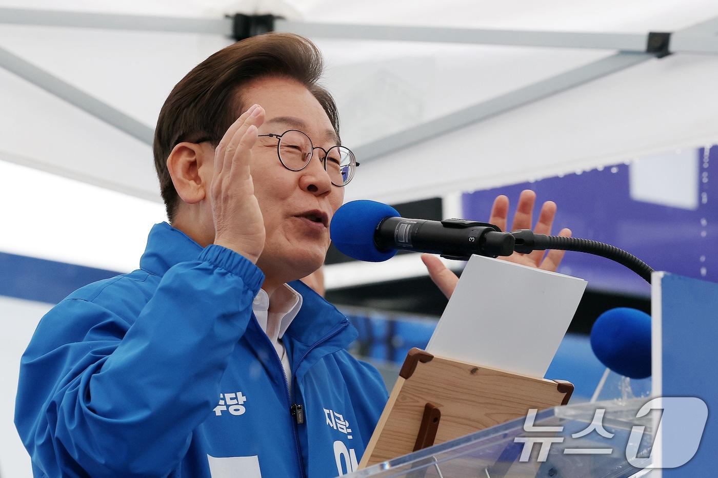 본문 이미지 - 이재명 더불어민주당 대통령 후보가 16일 오후 전북 전주시 전북대학교 앞에서 시민들에게 지지를 호소하고 있다. (공동취재) 2025.5.16/뉴스1 ⓒ News1 이재명 기자